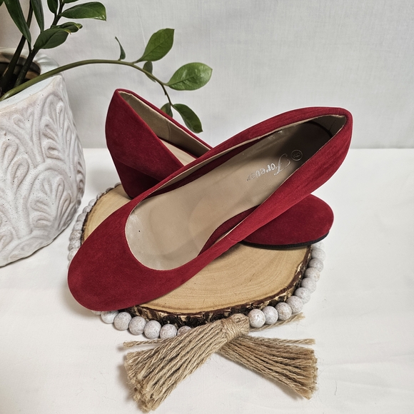 Forever Red Faux Suede Round Toe Classic Heels | Size 9 | Retro Vibe - Picture 1 of 3